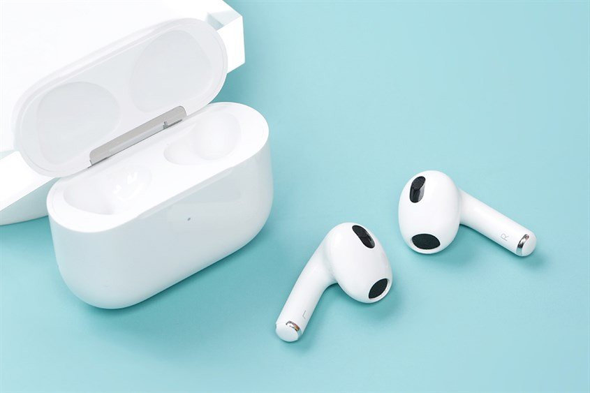 alt text: Tai nghe AirPods 3 trong hộp sạc không dây