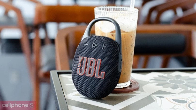 Ảnh cận cảnh loa bluetooth để bàn thương hiệu JBL với thiết kế hiện đại.