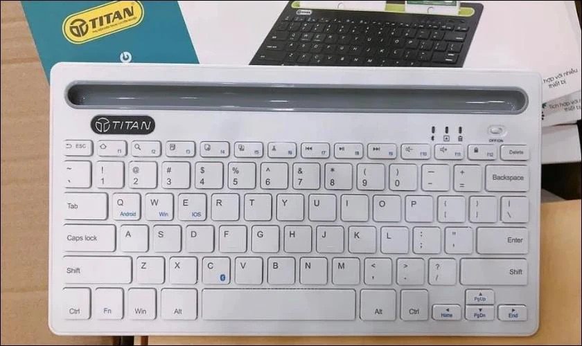 Bàn phím Bluetooth Titan KB02 tích hợp khe giữ điện thoại, mang lại sự tiện lợi tối đa khi chơi game bằng bàn phím bluetooth trên di động.