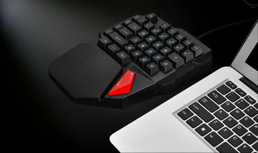 Bàn phím cơ một tay Aturos K108 cung cấp cảm giác gõ chân thực, hỗ trợ chơi game di động bằng bàn phím bluetooth một cách linh hoạt.