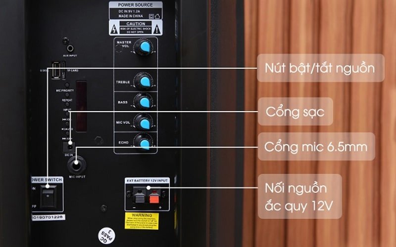 Bàn tay bật nút nguồn của loa bluetooth, chuẩn bị cho việc ghép nối micro không dây với loa bluetooth.