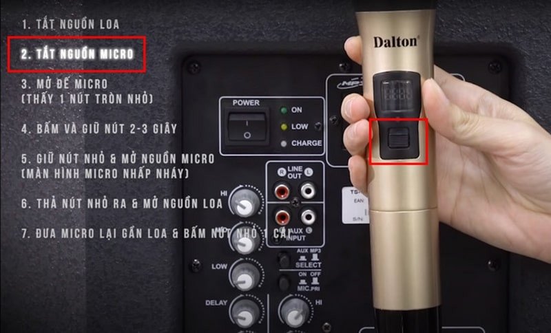 Bàn tay gạt nút tắt nguồn trên micro không dây, chuẩn bị cho việc khắc phục sự cố ghép nối micro không dây với loa.