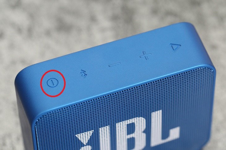 Bật nguồn loa Bluetooth sẵn sàng kết nối không dây