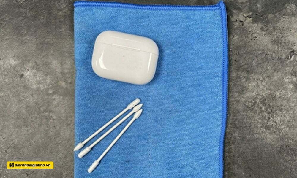 Cách vệ sinh cổng sạc và hộp sạc tai nghe Bluetooth để khắc phục lỗi không nhận pin.