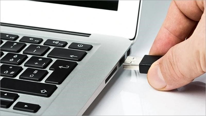 Cắm đầu thu USB của chuột Logitech vào cổng trên MacBook để thiết lập kết nối không dây
