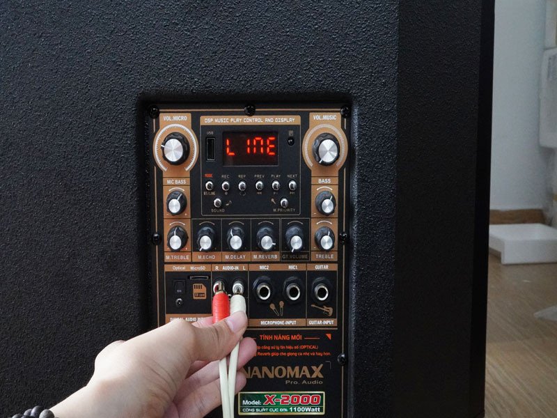 Cắm dây AV vào cổng Audio Input trên loa kéo