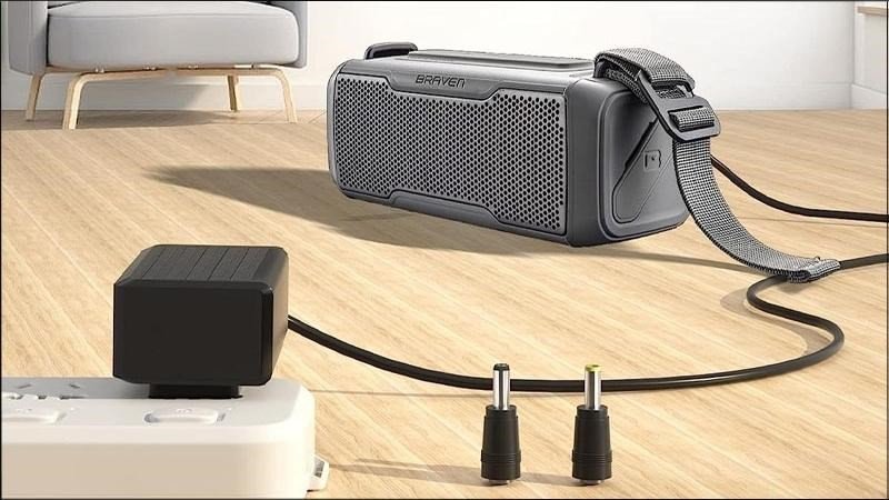 Cắm sạc để nạp năng lượng, giúp loa Bluetooth hoạt động ổn định và kết nối tốt.