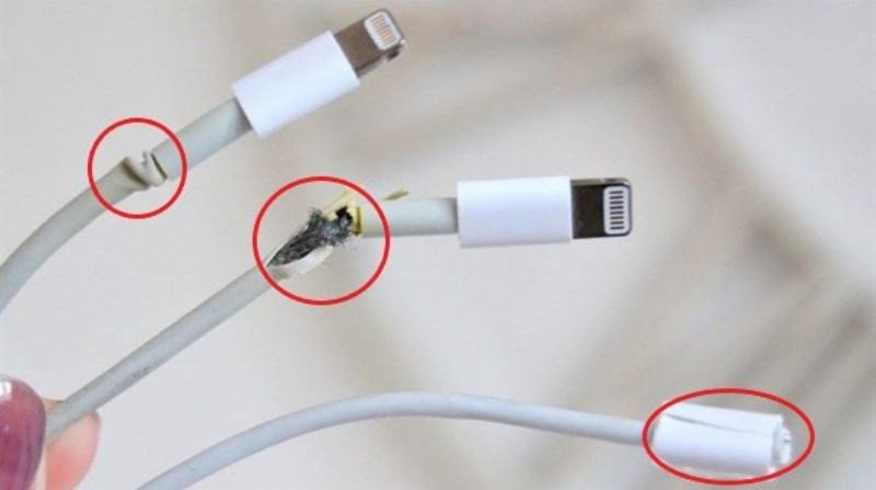 Cáp sạc bị hư khiến tai nghe Bluetooth không sạc được