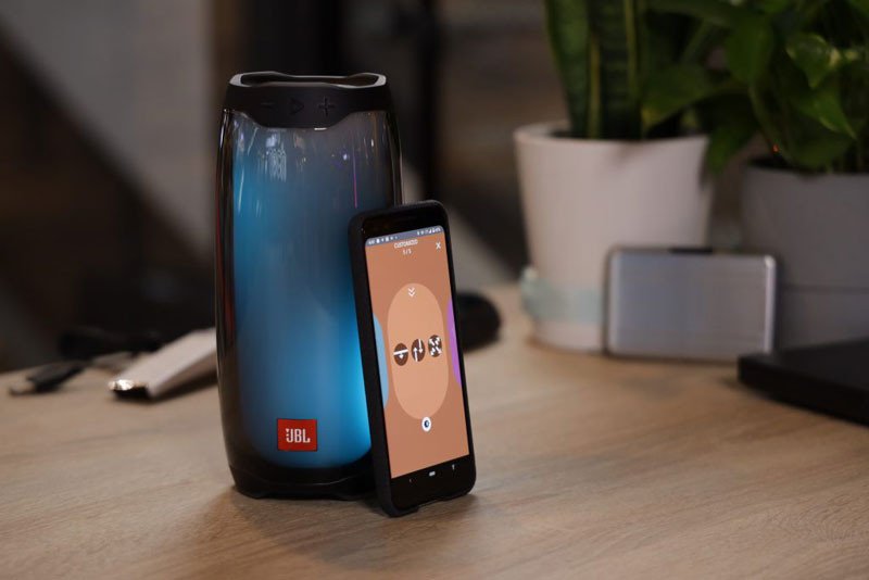 Chi tiết thiết kế loa Bluetooth hiện đại với đèn LED phát sáng