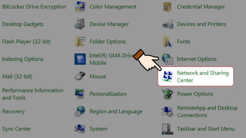 Chọn Network and Sharing Center trong Control Panel của Windows 7