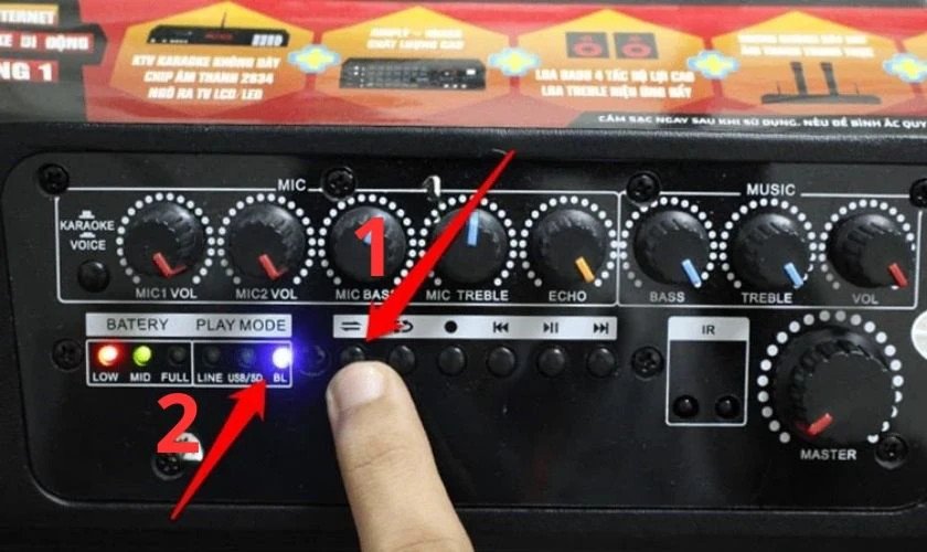 Chọn phím chuyển chế độ Bluetooth trên loa kéo