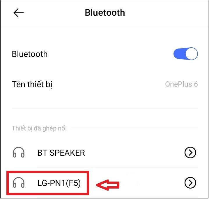 Chọn tên loa Bluetooth cụ thể trong danh sách thiết bị khả dụng trên điện thoại Android