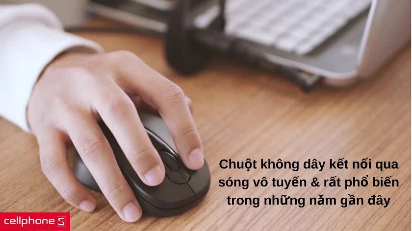 Chuột không dây Bluetooth hiện đại trên bàn làm việc
