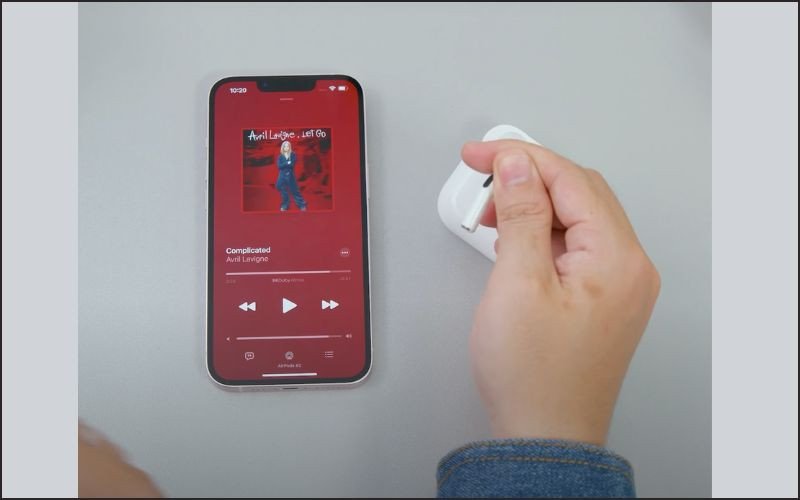 Chuyển bài hát bằng cách bóp hai lần vào thân tai nghe Bluetooth đã kết nối điện thoại iP