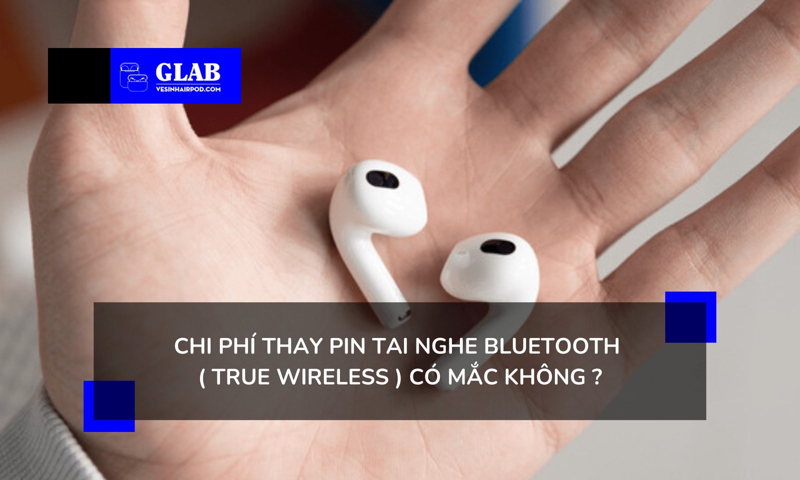 Chuyên viên đang kiểm tra pin tai nghe Bluetooth trước khi thay thế.