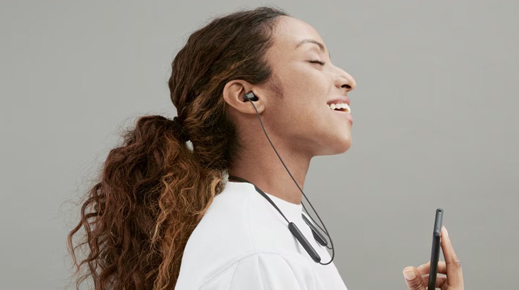 Điều khiển tích hợp trên tai nghe Bluetooth WI-C100 của Sony