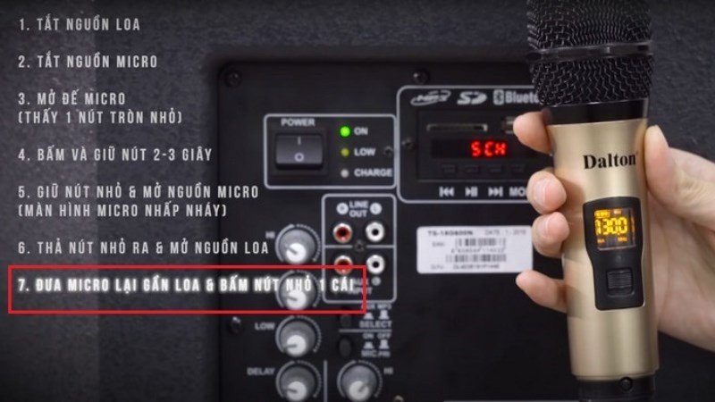 Đưa micro lại gần loa để kết nối tần số dễ dàng hơn