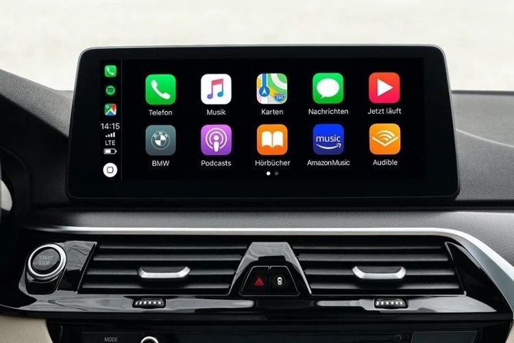 Giao diện Apple CarPlay trên màn hình xe hơi hiển thị các ứng dụng quen thuộc của iPhone