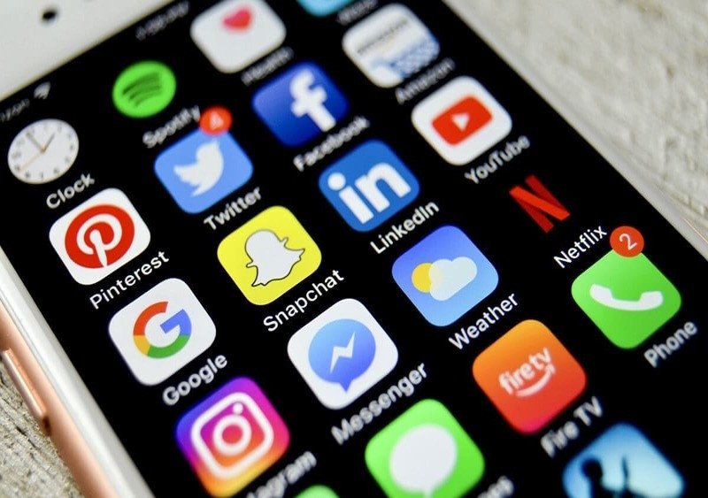 Giao diện các ứng dụng nhắn tin phổ biến như Zalo, Messenger giúp chuyển ảnh từ iPhone sang Samsung