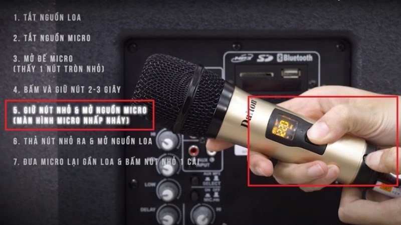 Giữ nút nhỏ và nhấn nút nguồn micro để khởi động lại