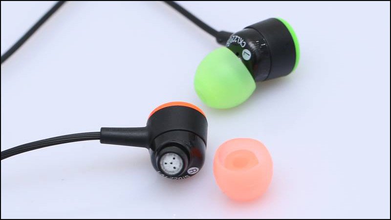 Gỡ nút cao su để vệ sinh tai nghe bluetooth nhét tai.