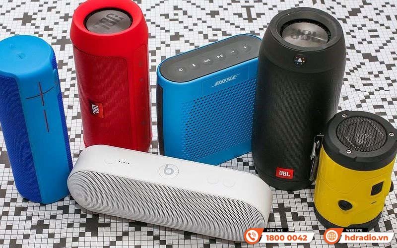 Hai loa Bluetooth cùng loại đang được đặt gần nhau, sẵn sàng để kết nối