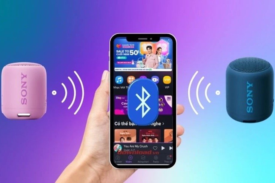 Hai loa Bluetooth màu trắng được đặt cạnh nhau, biểu thị sự sẵn sàng để ghép nối hai loa Bluetooth iPhone cho trải nghiệm nghe tốt hơn