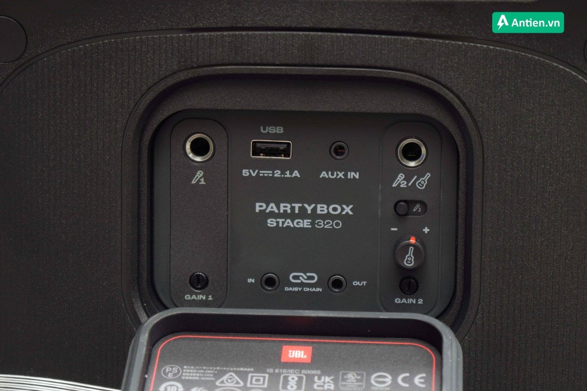 Hệ thống các cổng kết nối trên loa bluetooth karaoke JBL PartyBox