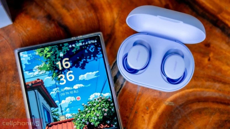 Hình ảnh cận cảnh một chiếc tai nghe bluetooth Bose thể hiện mặt hạn chế về giá thành
