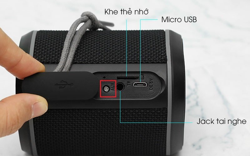 Hình ảnh chi tiết cổng AUX IN trên loa Bluetooth Mozard Y550 Plus, giải thích cổng aux trên loa bluetooth để làm gì