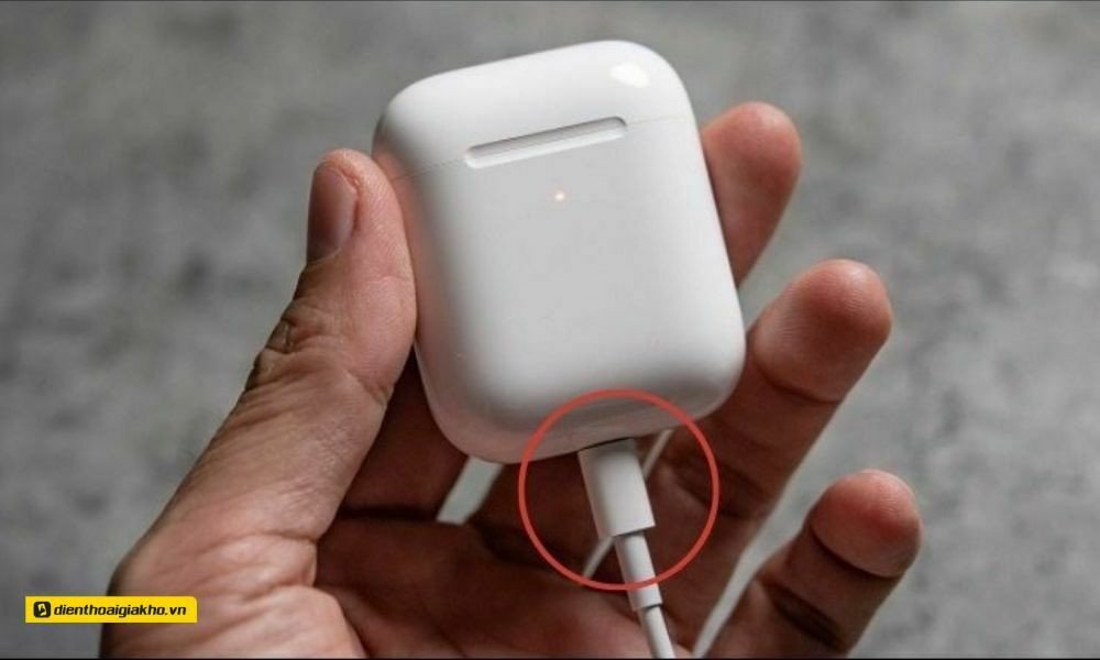 Hình ảnh một chiếc tai nghe Bluetooth đang đặt trong hộp sạc, minh họa vấn đề sạc không vào pin một bên.