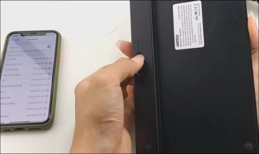 Hướng dẫn kích hoạt Bluetooth trên điện thoại để kết nối bàn phím không dây hỗ trợ chơi game.