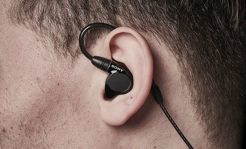 Hướng dẫn tránh nước vào cổng micro khi vệ sinh tai nghe bluetooth.