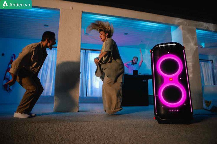 JBL Partybox 710 với hiệu ứng ánh sáng đồng bộ, tạo không khí karaoke bùng nổ