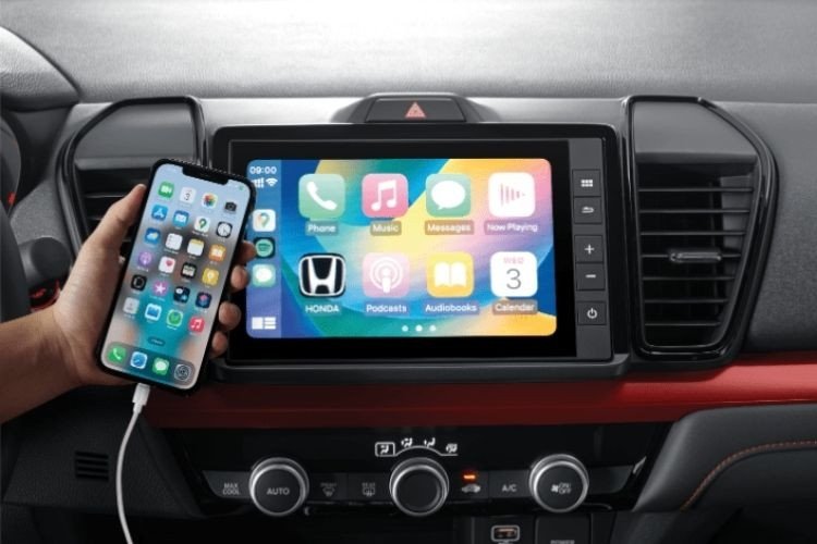 Kết nối điện thoại với màn hình ô tô qua cáp USB