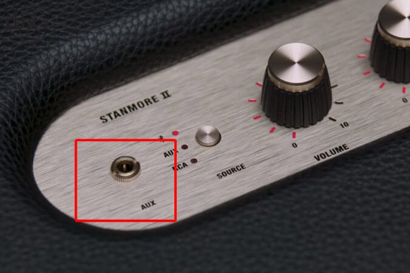 Kết nối loa Marshall bằng cáp AUX 3.5mm và bộ chuyển đổi Lightning