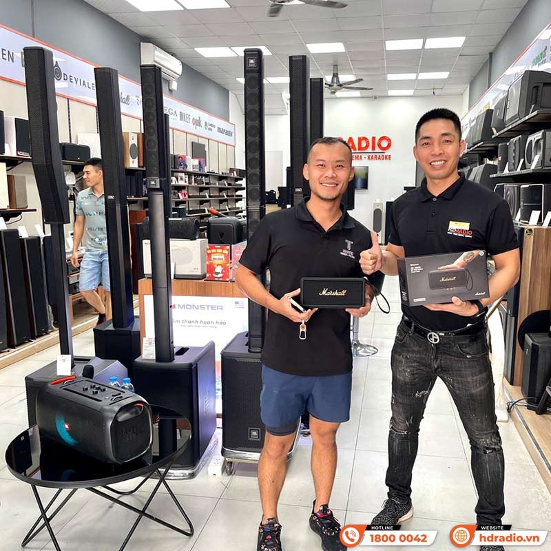 Khách hàng chọn mua loa Marshall Middleton, một thiết bị âm thanh chất lượng cao