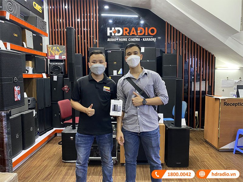 Khách hàng lựa chọn loa bluetooth mini cao cấp B&amp;O Beosound Explore tại cửa hàng