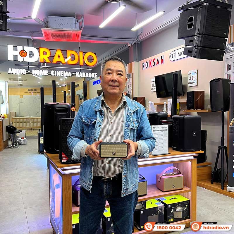 Khách hàng mua loa Alpha Works W38 chính hãng tại hdradio