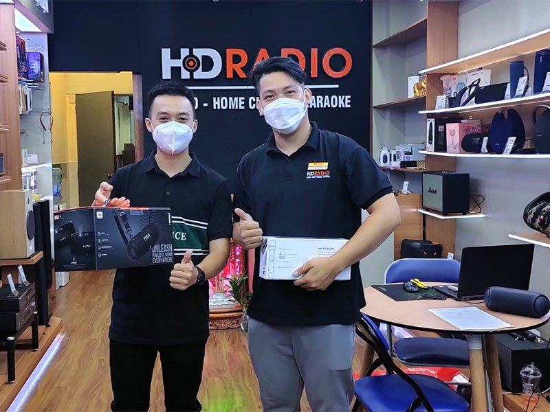 Khách hàng mua loa bluetooth chính hãng tại Shop Bluetooth
