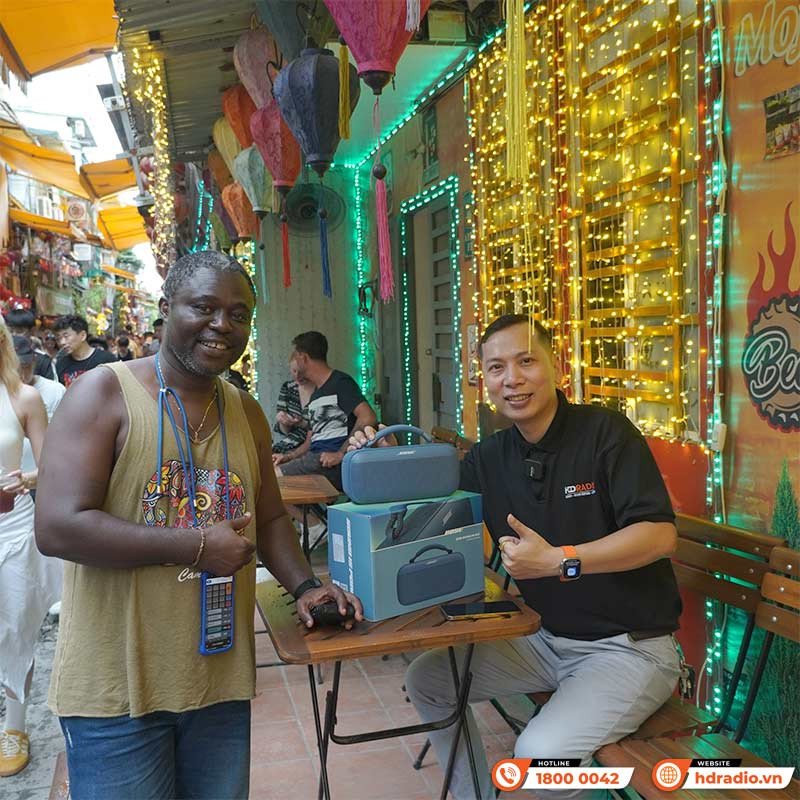 Khách hàng mua loa Bose Soundlink Max Portable chính hãng tại Shop Bluetooth