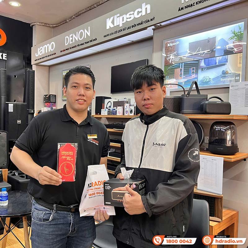 Khách hàng mua loa Marshall Emberton 3 chính hãng tại cửa hàng, lựa chọn hoàn hảo khi muốn mua loa mini bluetooth