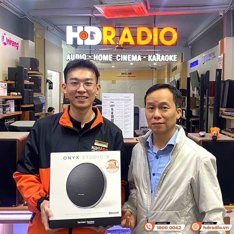 Khách hàng tại Shop Bluetooth trải nghiệm loa bluetooth bass mạnh Harman Kardon Onyx Studio 9