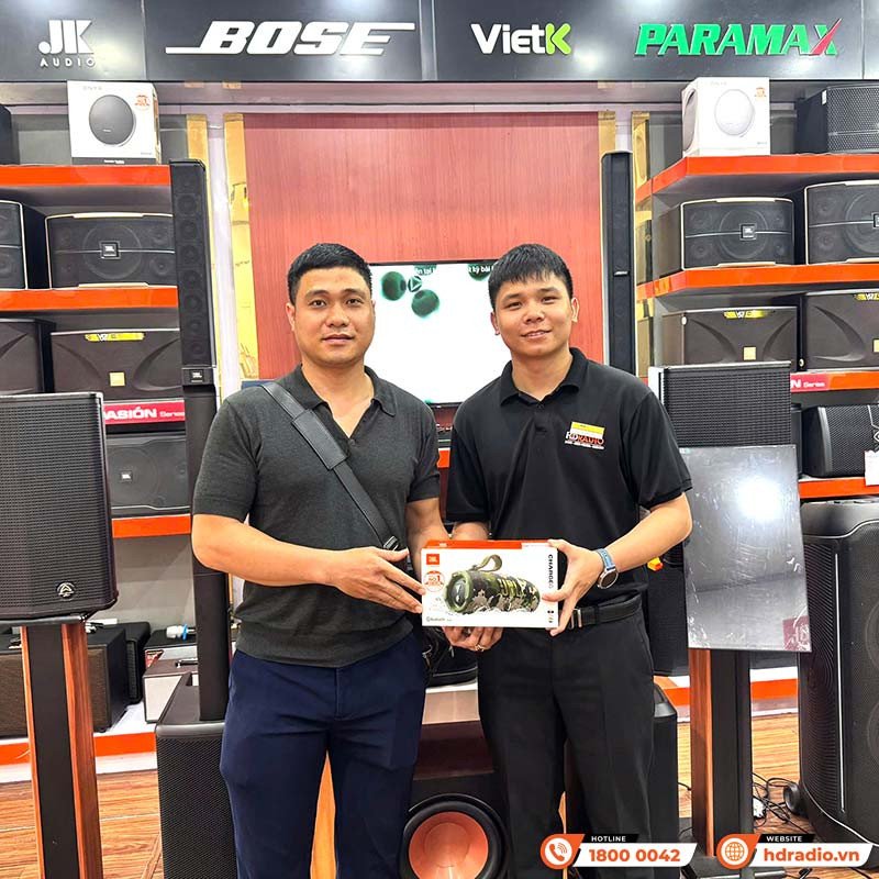 Khách hàng trải nghiệm loa JBL Charge 6 tại Shop Bluetooth