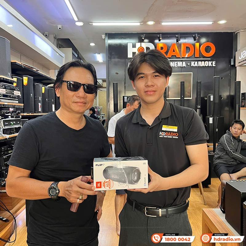 Khách hàng xem xét loa bluetooth mini cao cấp JBL Flip 7 màu xanh