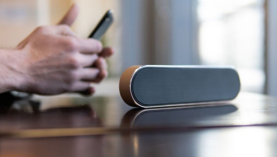 Khoảng cách giữa điện thoại và loa Bluetooth minh họa tầm hoạt động tối ưu để không bị mất kết nối âm thanh
