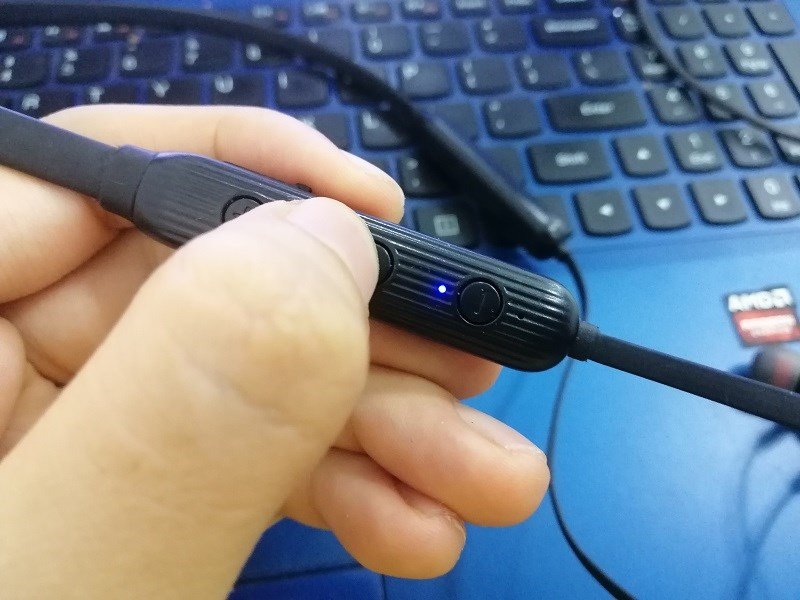 Khởi động tai nghe Bluetooth để ghép nối