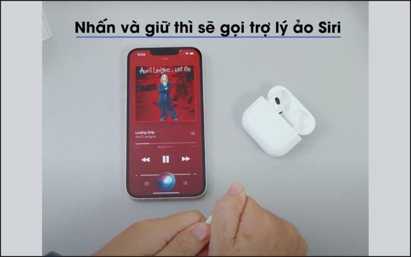 Kích hoạt trợ lý ảo Siri trên điện thoại iP bằng cách nhấn giữ tai nghe Bluetooth