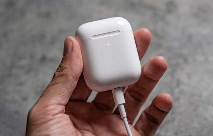 Kiểm tra cổng sạc và cáp sạc để khắc phục lỗi tai nghe Bluetooth không lên nguồn.