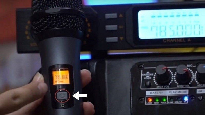 Kiểm tra pin và bật nút nguồn của micro không dây